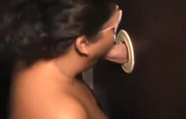 Loira safada engolindo rola enorme na prova de caloura e gemendo alto