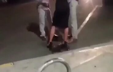 Loira safada mijando sem calcinha na frente da boate como uma puta