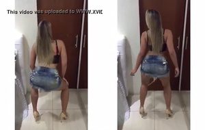 Loira safada rebolando com vontade no funk e mostrando toda sua sensualidade