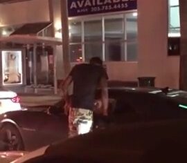 Loirinha safada chupando um vendedor no carro e gemendo alto