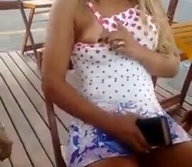 Loirinha safada rebolando gostoso na mesa enquanto amiga mostra os peitos
