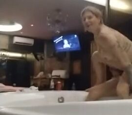 Luana milf safada sentando gostoso na banheira até gozar