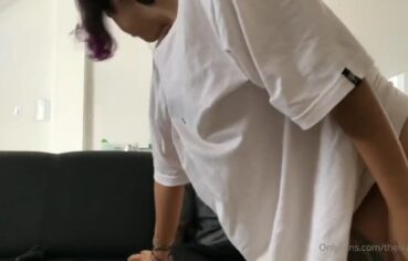Luna Lilac cavalgando gostoso na rola e gemendo de tesão