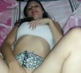 Manoela ninfeta gostosa de porto alegre se masturbando enquanto namorado filma