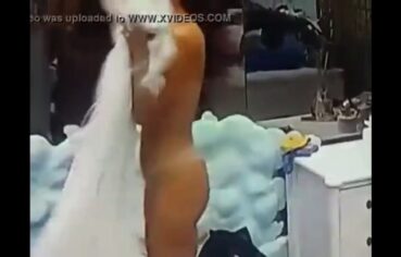 Mari Gonzalez mostrando os peitos enquanto troca de roupa e Rafa Kalimann assistindo