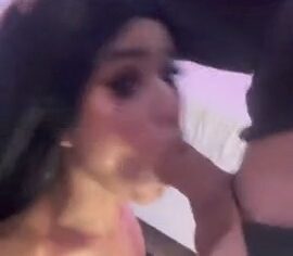 Michelle rabbit chupando gostoso e abrindo a buceta rosada no sofá