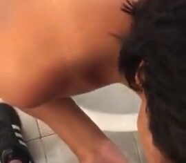 Morena cavalgando e chupando o pau até o cara gozar gostoso