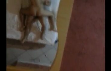 Morena gostosa cavalgando no motel e gemendo alto no espelho do teto