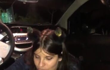 Morena gostosa chupando com vontade no carro e engolindo toda porra