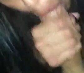 Morena ninfeta chupando com vontade e engolindo tudo