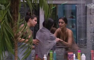 Morena peituda mostrando os seios no banho com as amigas safadas