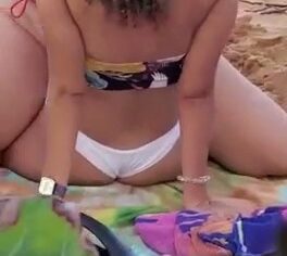 Morena rabuda esfregando a buceta na amiga na areia da praia
