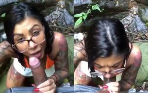 Morena tatuada mamando gostoso perto da cachoeira e gemendo alto