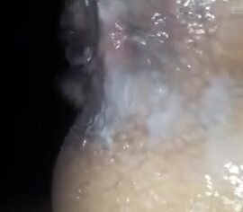 Moreninha apertada levando rola grossa no cu até gozar na bundinha