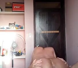 Moreninha rabuda sentando com vontade no pau grosso em vídeo caseiro
