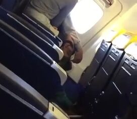 Mulher safada tocando punheta no avião deixando o parceiro relaxado