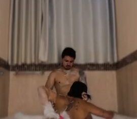 Namoradinha safada chupando gostoso na banheira até o pau explodir
