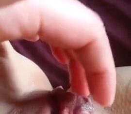 Ninfeta de buceta rosada se tocando e gemendo alto no vídeo amador