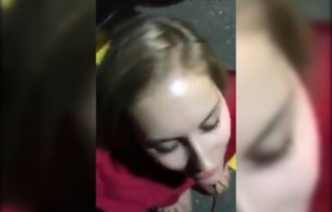 Ninfeta linda chupando gostoso até o namorado gozar no seu rostinho