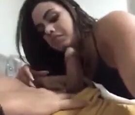 Ninfeta morena devorando a piroca do parceiro com carinha de safada