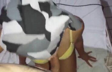 Ninfetinha catarina chupando a rola do parceiro com camisa no rosto e engolindo tudo