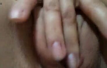 Ninfetinha novinha se masturbando gostoso no quarto até gozar
