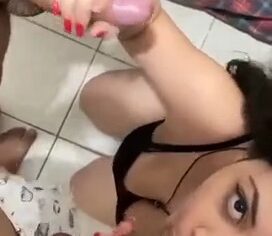Ninfetinha safada chupando dois caras ao mesmo tempo e gemendo de tesão