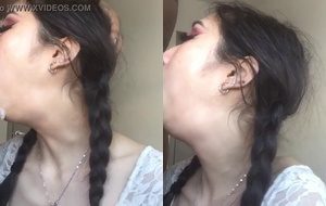 Novinha asiática mamando com tesão no pauzão do negão em um vídeo de sexo oral ardente