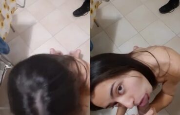 Novinha de 18 anos chupando com tesão e levando gozada na cara