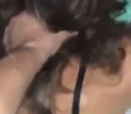 Novinha de lingerie branca rebolando forte de bruços até gozar gostoso