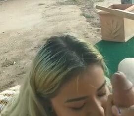 Novinha loira chupando com vontade no quintal até engolir a porra