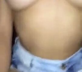 Novinha peituda levantando a saia jeans e quicando gostoso na pica dura
