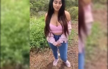 Novinha peituda mamando com vontade no pau duro do amigo no mato