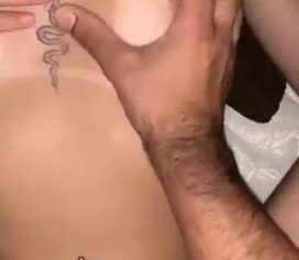 Novinha safada abrindo a buceta rosada no vídeo caseiro até gozar