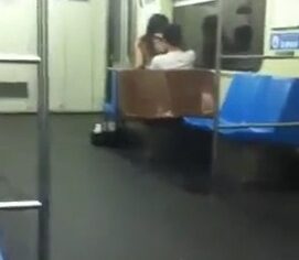 Novinha safada sentando gostoso na rola do namorado no metrô