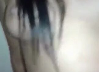 Novinha safada sufocando coroa com a buceta enquanto outro grava a putaria no motel