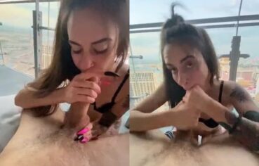 Novinha tarada rebolando forte na sacada do apê até gozar gostoso