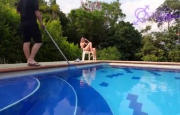 Peituda gostosa sentando forte na beirada da piscina até gozar