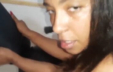 Pietra dando o cu com tesão e parando para chupar a rola do namorado Ronan