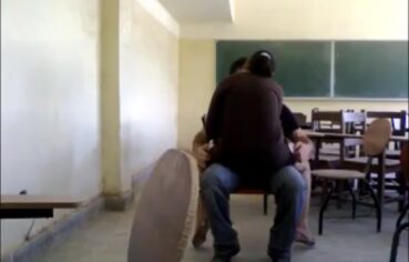 Professora gostosa chupando outra professora na sala de aula até gemer alto
