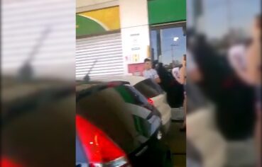 Putas gostosas de Caxias do Sul se exibindo nuas em cima de carro no posto