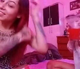 Ruiva fogosa mamando a rola do casal liberal ao vivo na cama