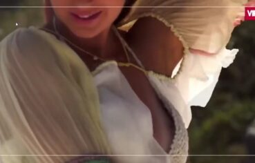 Ruiva ninfeta exibindo a buceta rosa no ensaio sensual
