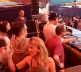 Safada disfarçando boquete na festa enquanto amigos tiram selfie