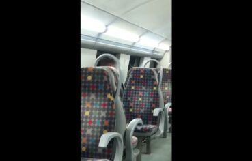 Safadinha dando pra dois no trem e gemendo alto