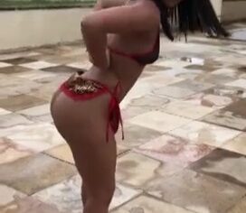 Tatiana Maya novinha rebolando de biquíni na piscina com o rabo empinado