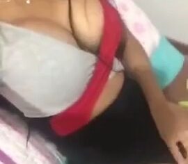 Thaís morena peituda se masturbando com carinha de safada em vídeo caseiro
