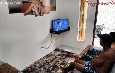 Vivi Capetinha fudendo com marido e amigo em suruba quente