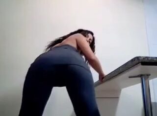 Viviane Lima safada tirando a roupa ao vivo e provocando os fãs