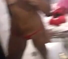 Amanda loirinha de óculos rebolando peladinha com cara de safada no espelho